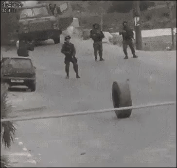 19 고걸 못 막네.gif
