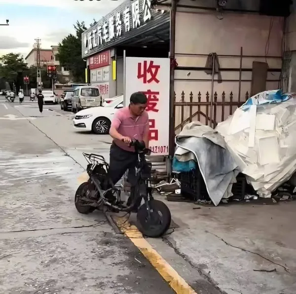 선물로 전기오토바이를 사준 아버지