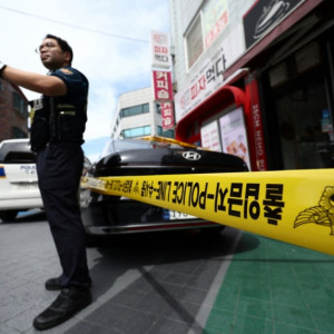3일 흉기난동 사건이 발생한 서울 관악구 신림동의 한 주택가에서 경찰들이 현장을 통제하고 있다./사진=뉴스1.